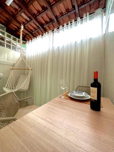 Quarto aconchegante com cama king e varanda