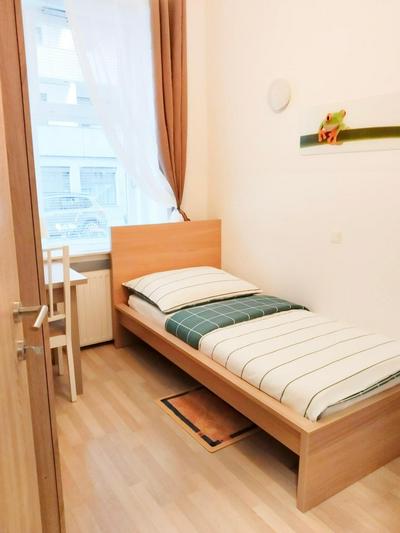 FAVORIT-ROOMS , direkt Metro connection U1 to Centralstation-Airport and City-Center