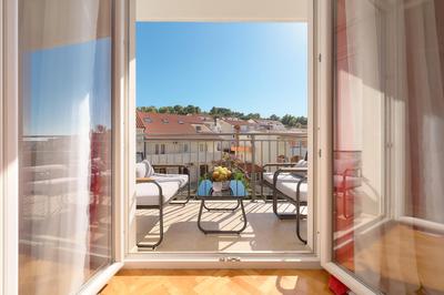 Spacious 2 bedroom apartment with private parking