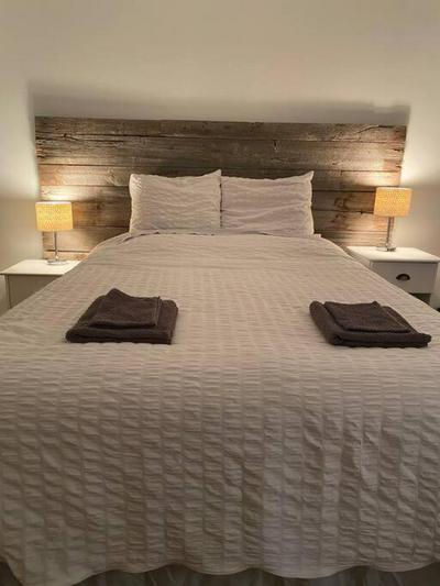 Bright & Cozy Apartment - Park Views, AC & Parking