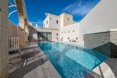 4 Bedroom Holiday Home with Private Pool