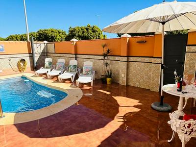 Chalet con piscina privada en primera línea de playa