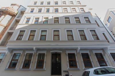 Architect Jonas generous 85 sqm apartment full of Art