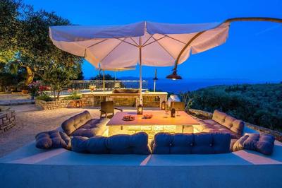 Romanatika House by PaxosRetreats