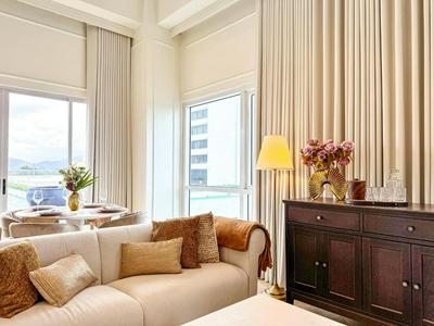 The Suite- Luxurious City Skyline