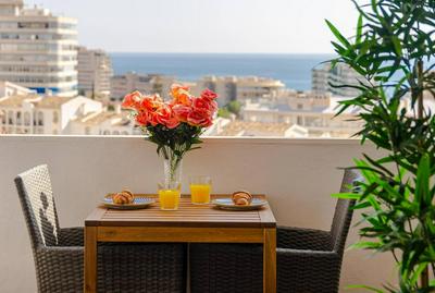 Gå nemt til Fuengirola strand, restauranter, butikker, padel og meget mere!