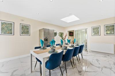 Stylish Wembley Gem - Parking -Sleeps 14