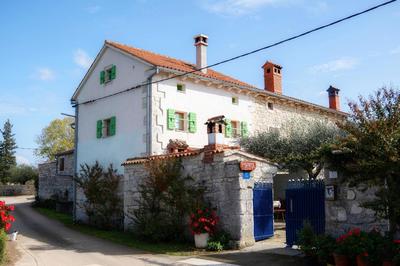 Tolles Ferienhaus in Peresiji mit Privatem Pool