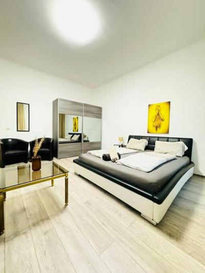 Cozy Private Rooms in 3BR Apartment Near FAC Platz