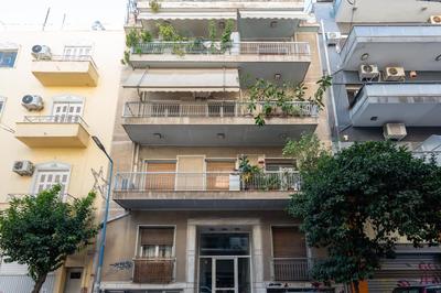 Cozy & Chic Stay with Patio Near Metro Station