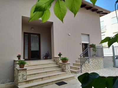 La Rugiada-con giardino e parcheggio moto privato