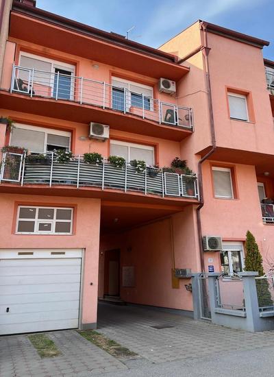 Twins Osijek - private parking