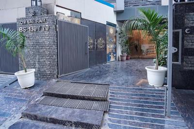 FabHotel Noida Business Suites