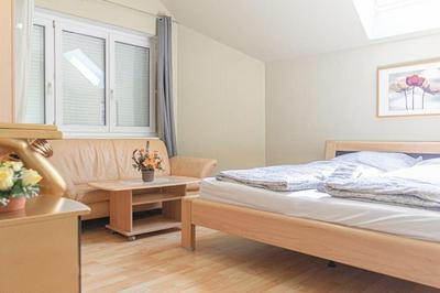 Private Rooms in Elegant Garden Villa with Free Parking