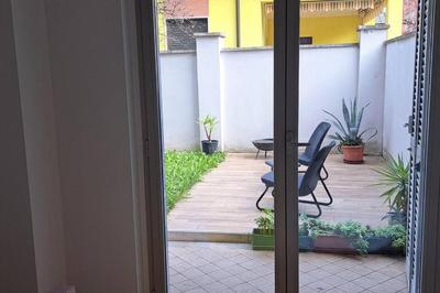 Zen Garden House - in front of the metro