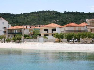 Spacious Beachfront Apartment Ciovo
