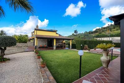 Charming Villa in Graniti with Private Pool