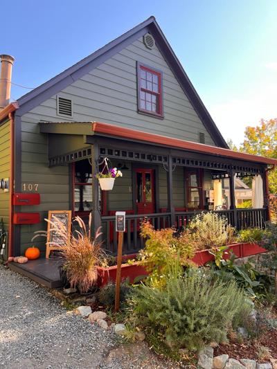 1 bedroom Modern Victorian in heart of downtown