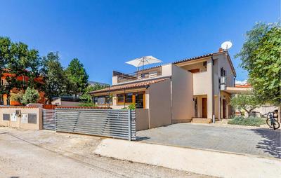 4 Bedroom Cozy Home In Barbariga