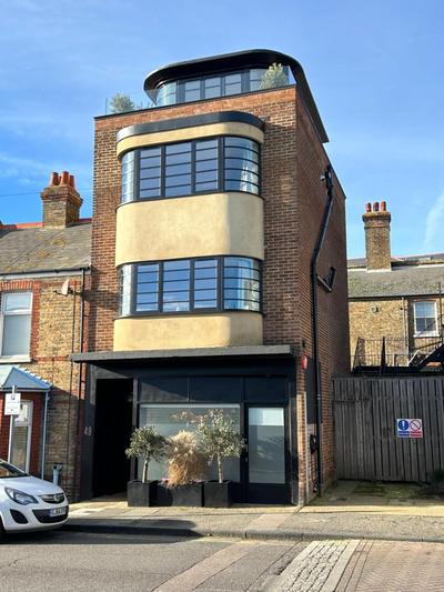 The Curve , The Old Shop & The New Shop, Photo 2