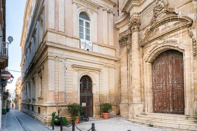 Ortigia Courtyard Apartment by Ortigia Apartments