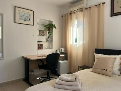 A cozy room in apartment the central thriving area next to Shiba & Bar Ilan