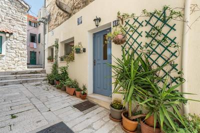 Old Town Cozy Apartment Steps from Diocletian Palace