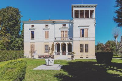 Villa Liberty Venezia -Jacuzzi, gardens, parking - Dimora Storica a soli 20km da Venezia