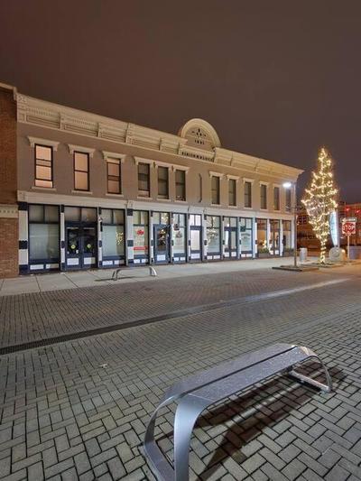 Upscale Downtown 2BR, Private Deck, Full Kitchen