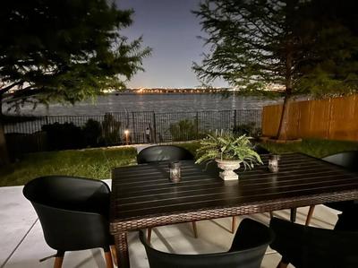 Lake Front Home, around 15 minutes drive to AT&T and Epic Water