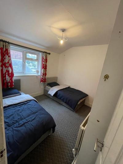 Double room with 2 single beds Shared washroom
