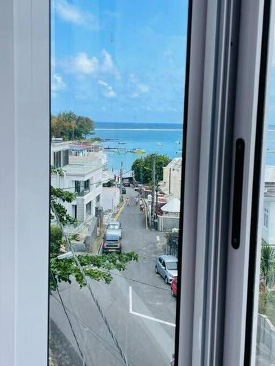 Stunning beachfront apartment, Seaview, 20 metres from beach