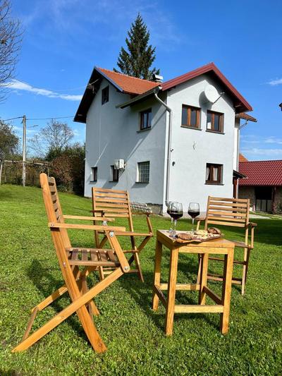 Seosko Imanje Na Obali Rijeke