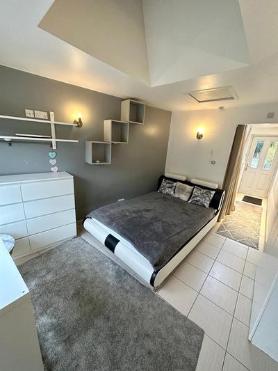 EnSuite Double Room With Own Entrance London - IG8 - Free on street parking