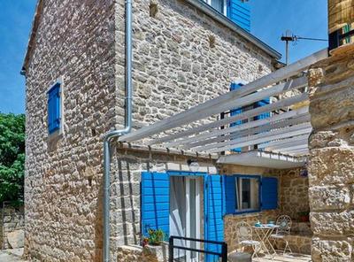 Elegant Stone House with Jacuzzi, Terrace, and Private Yard in Solta
