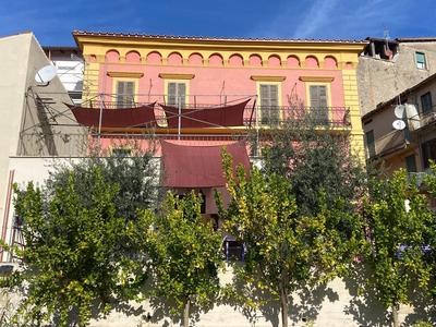 Little Sun Cottage with private carpark and sunny terraces