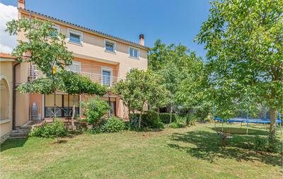 3 Bedroom Gorgeous Apartment In Muntic