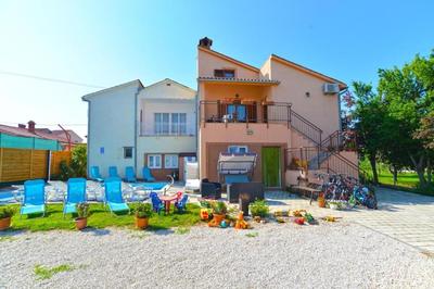 Spacious flat with pool just 300m from the beach