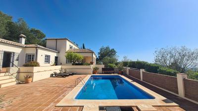 Villa-Atreju-fuer-bis-zu-10-Personen-mit-Pool-Gaestehaus-Top-Ausstattung