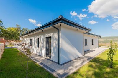 Villa Lauret with Hot-Tub, Sauna, Heated Pool, 3 En Suite Bedrooms