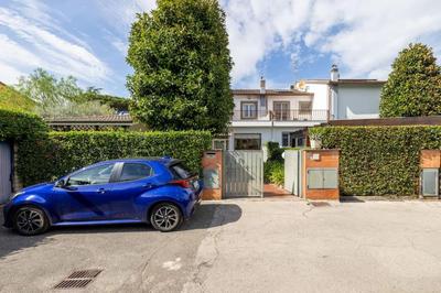 Spaziosa Villa con piscina, BBQ e campi da tennis