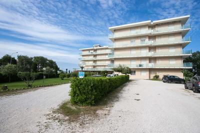 Marcelli, bilocale fronte mare con ampio terrazzo vista mare - M146