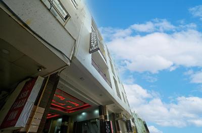 Hotel Lookout Stay Delhi IGI Airport