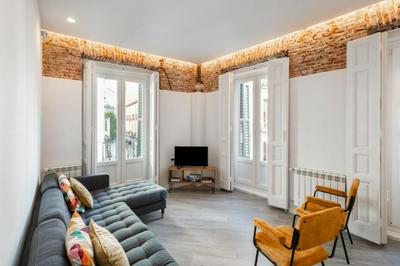 Centrally located bright -4Bedrooms 3Baths- Sol