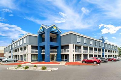 Days Inn & Suites by Wyndham Warren