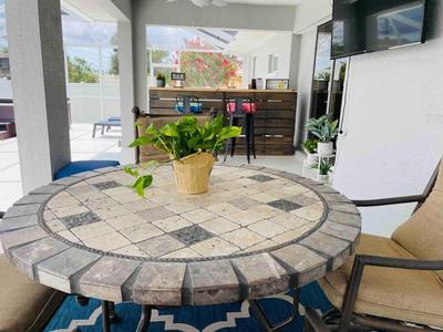 Endless Summer Retreat Jacuzzi 3Kingbed Airhockey