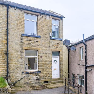 Huddersfield 2BR Flat - Free Parking