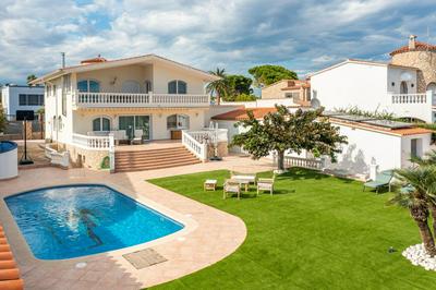 Villa Impresionante al Canal con Piscina
