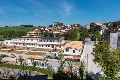 Marcelli, trilocale con terrazzo in residence con piscina - M351