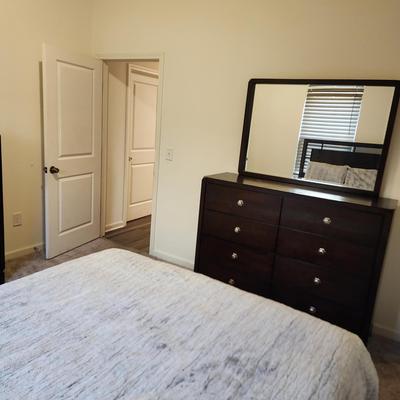 Queen bed cozy and nice